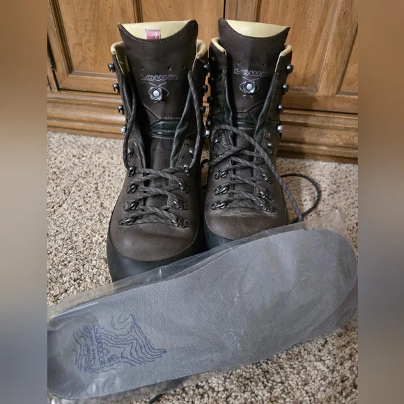 Lowa Men's Baffin Pro Brown Hiking Boots - Picture 9 of 11